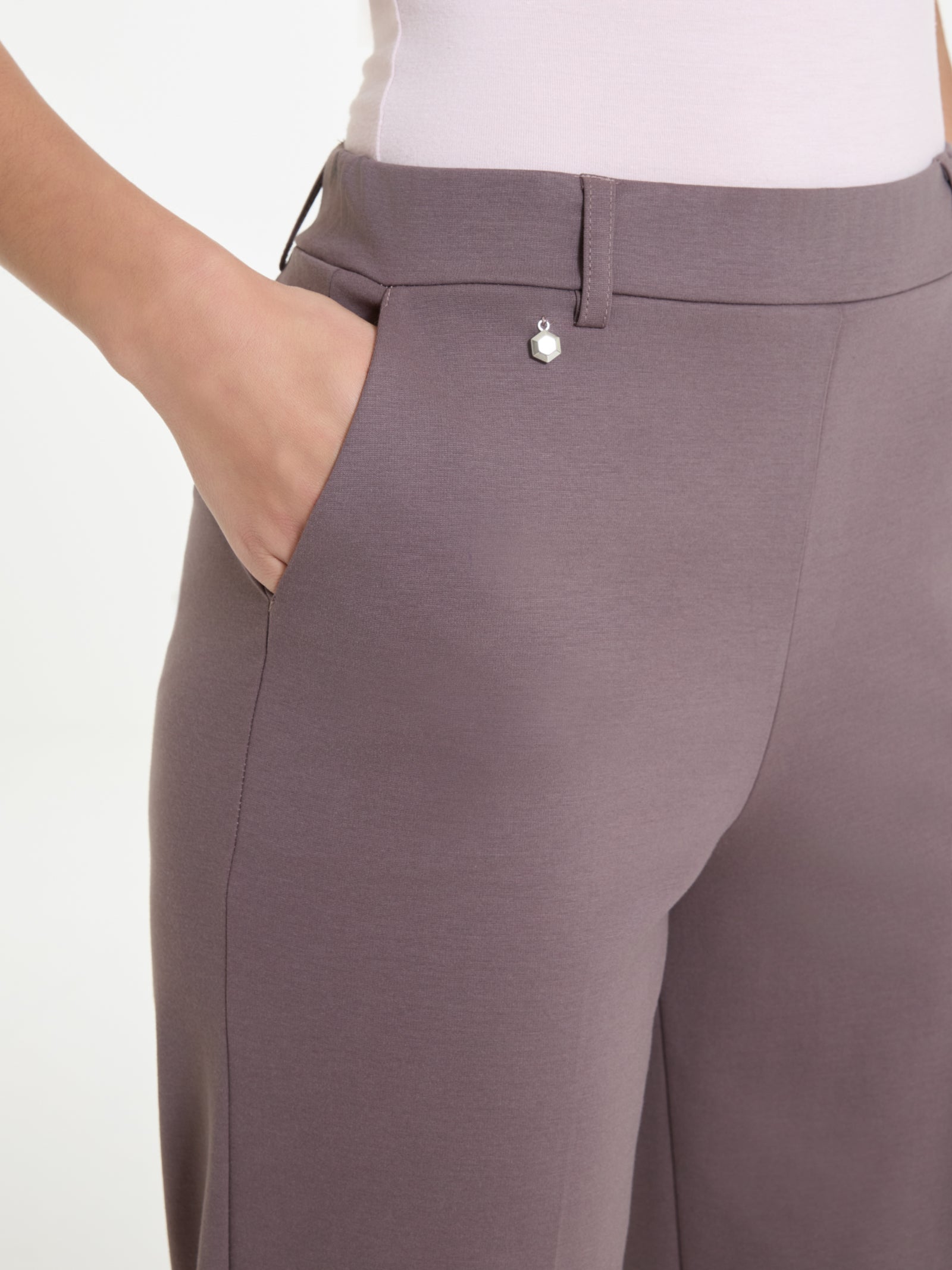 Pantalone a carota con tasche in Compact Light