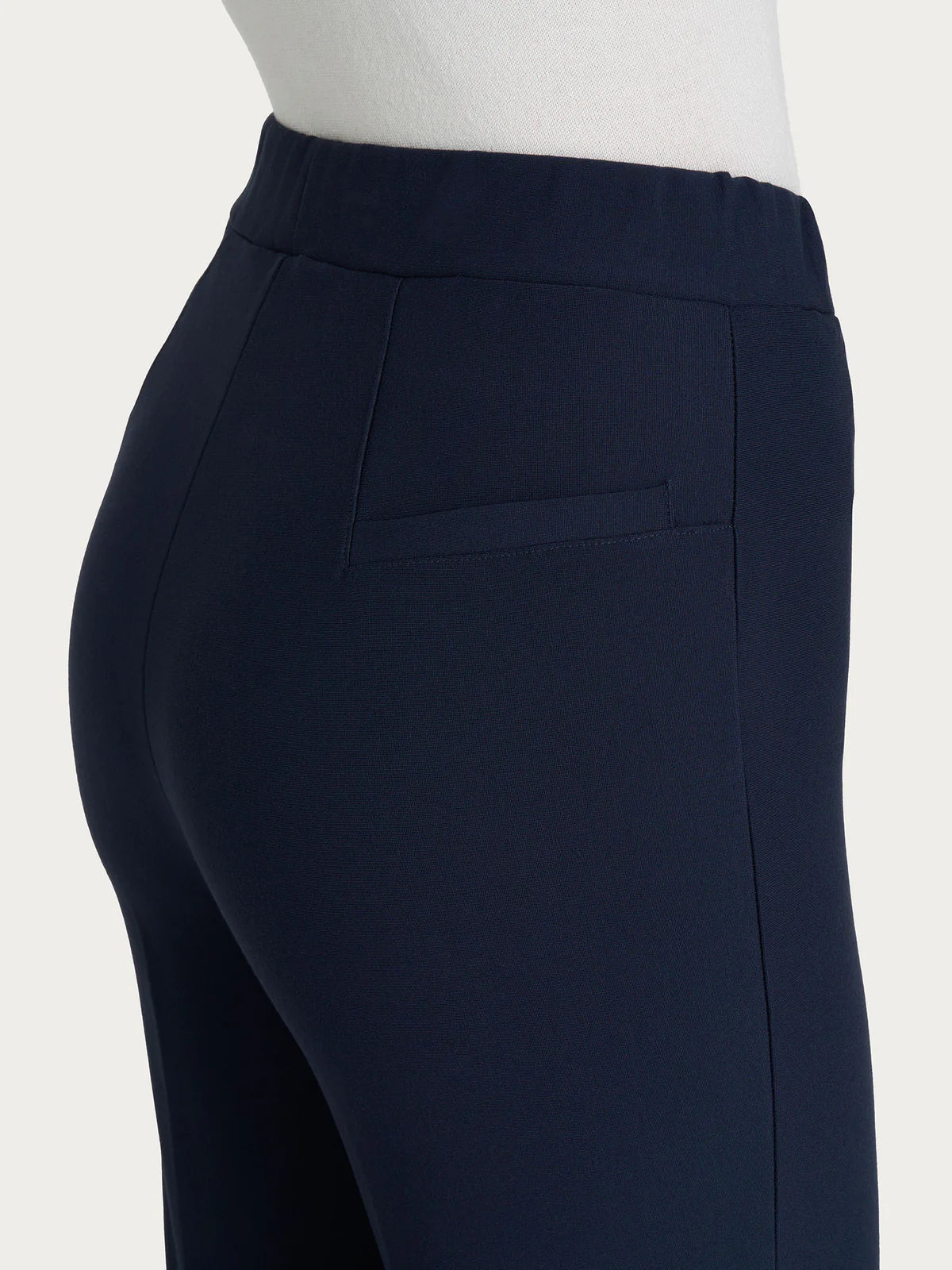 Pantalone flare lungo con tasche in Compact