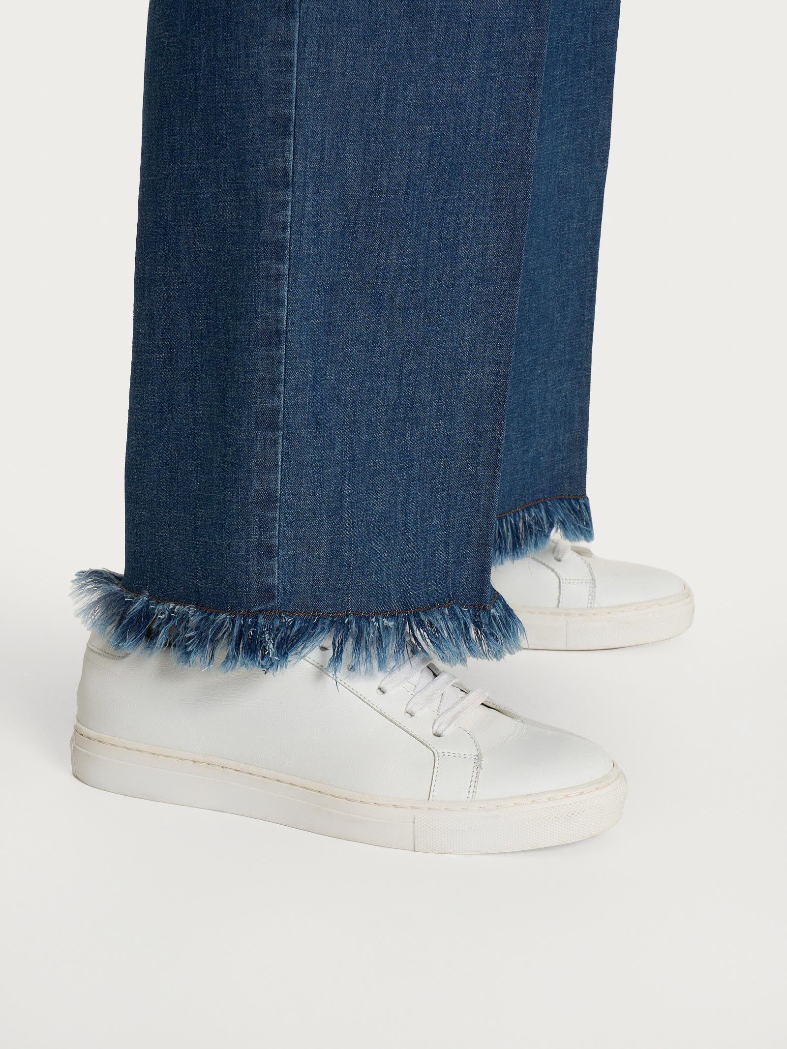 Jeans sfrangiato ampio alla caviglia in Light denim