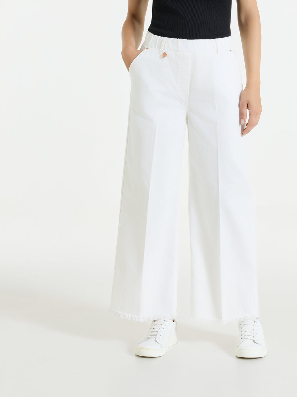 Jeans sfrangiato ampio alla caviglia in Light denim