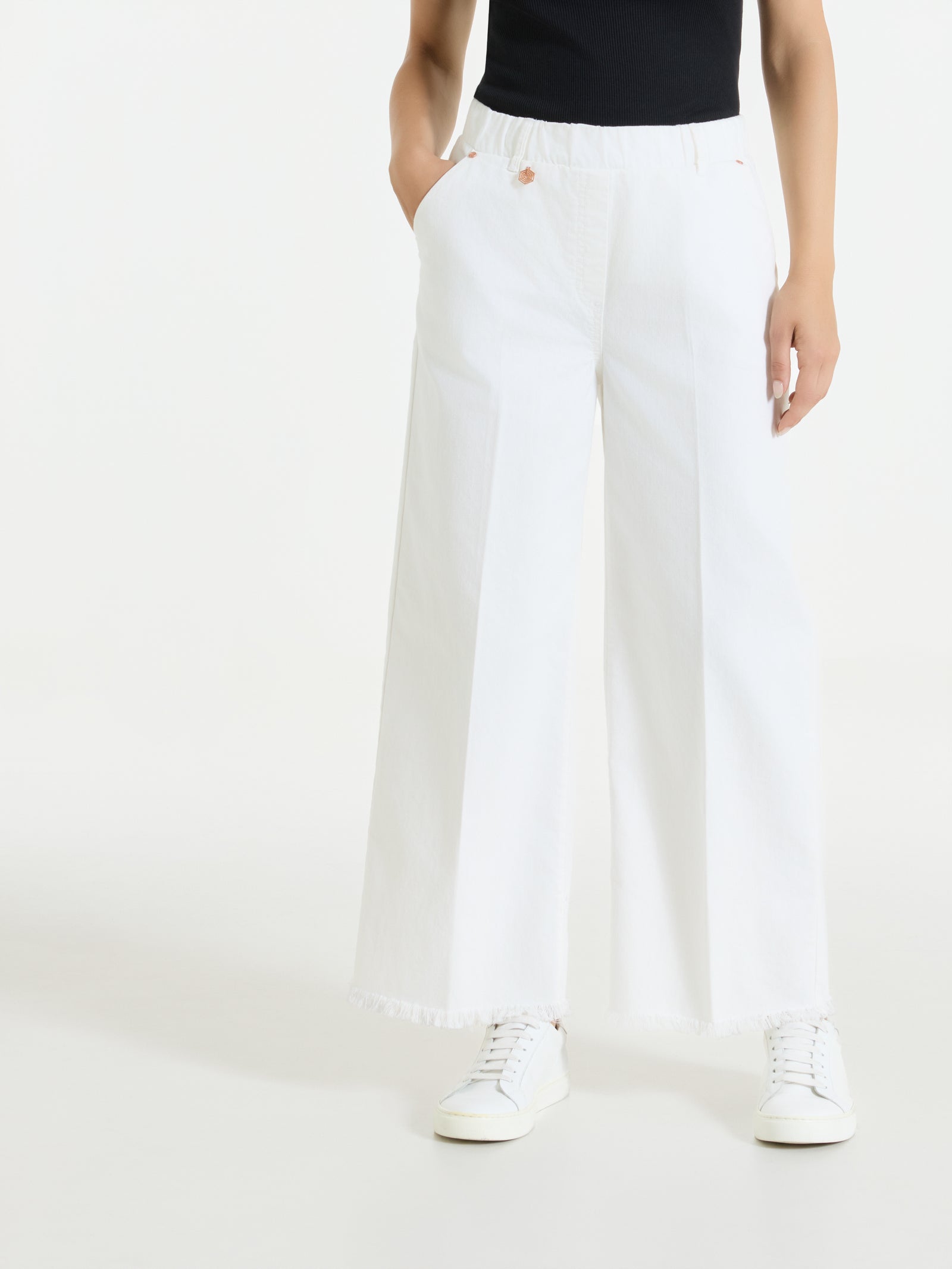 Jeans sfrangiato ampio alla caviglia in Light denim