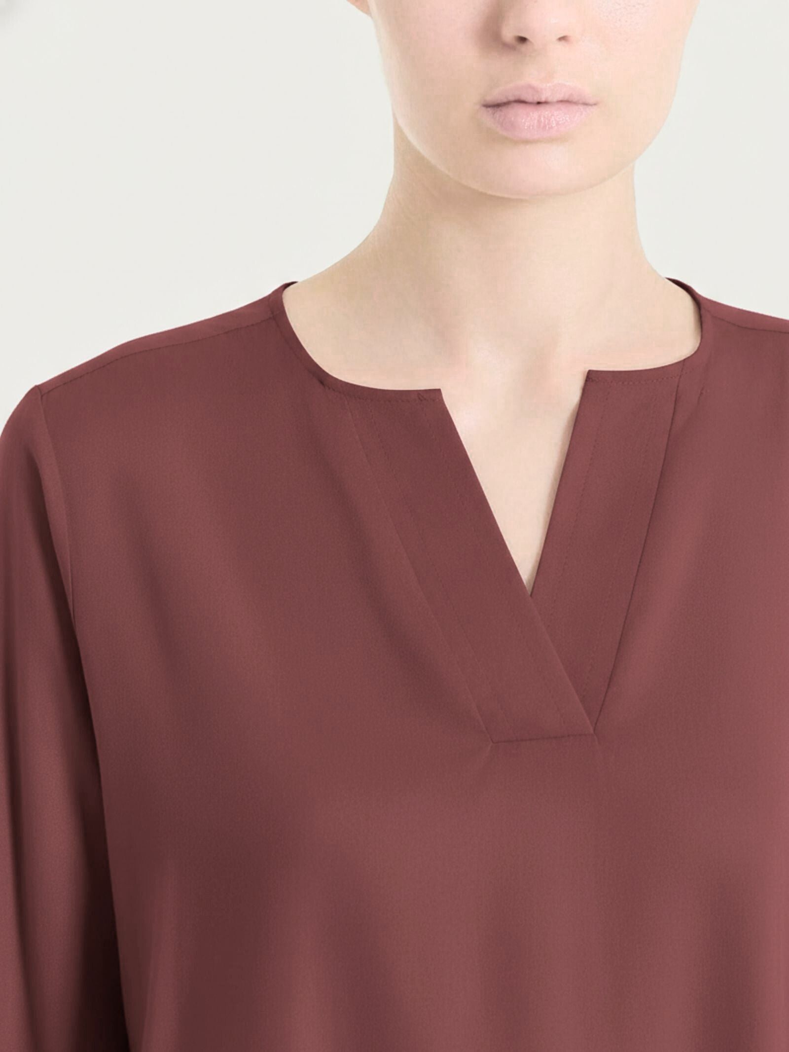 Blusa con scollo a V in Voile Stretch