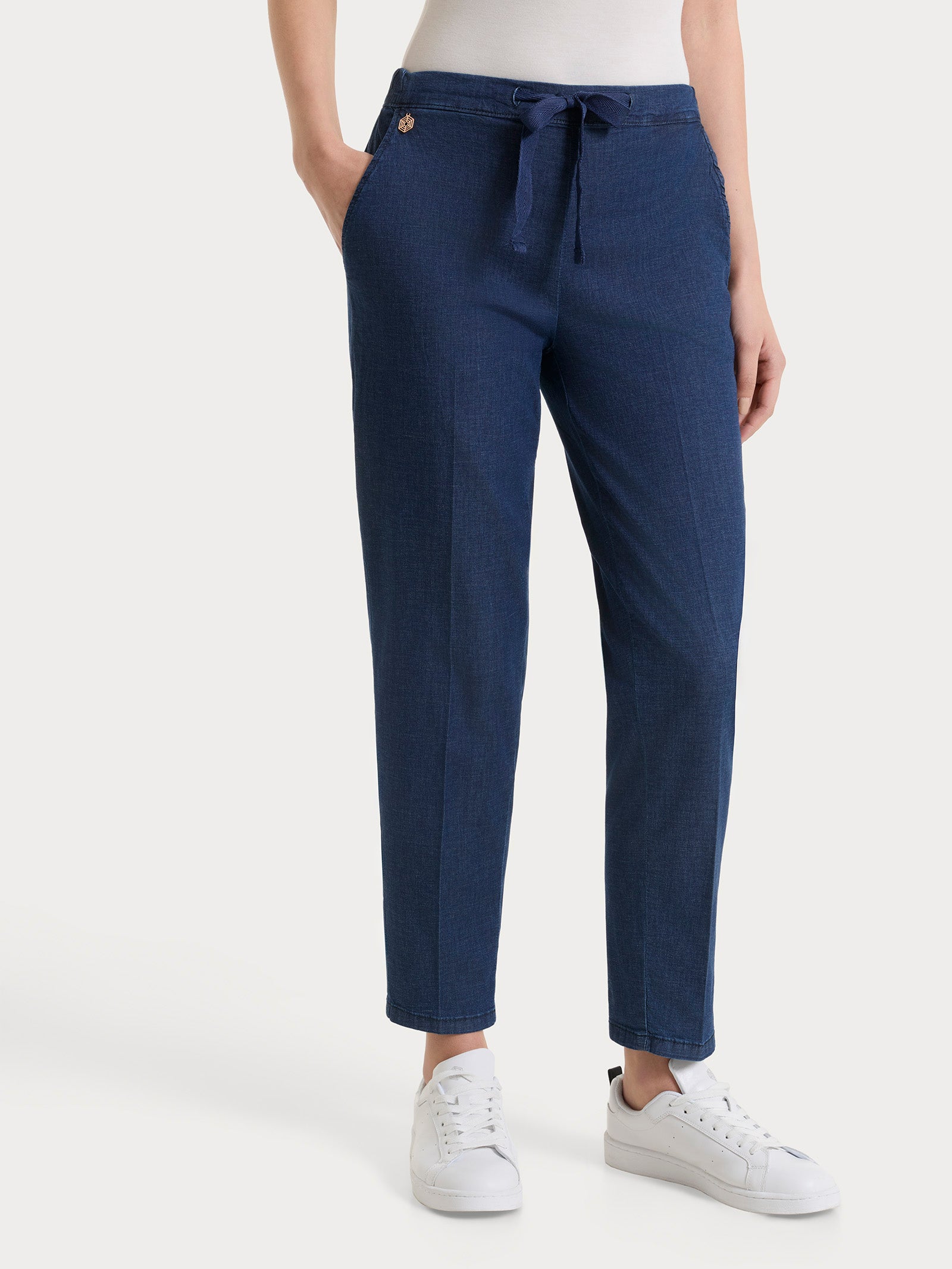 Jeans jogger con tasche in Super Light Denim