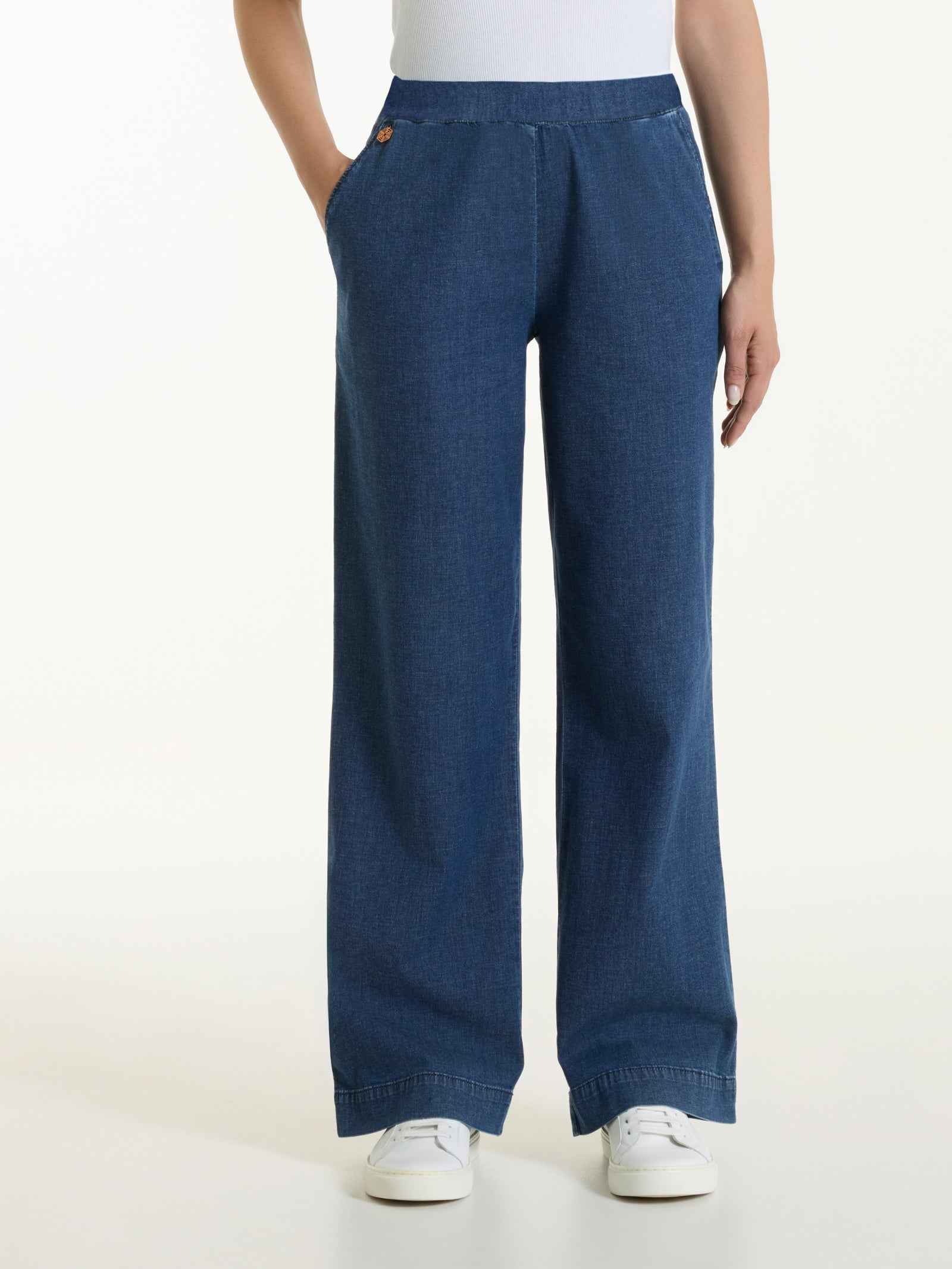 Jeans ampio con tasche e vita piatta in Super Light Denim