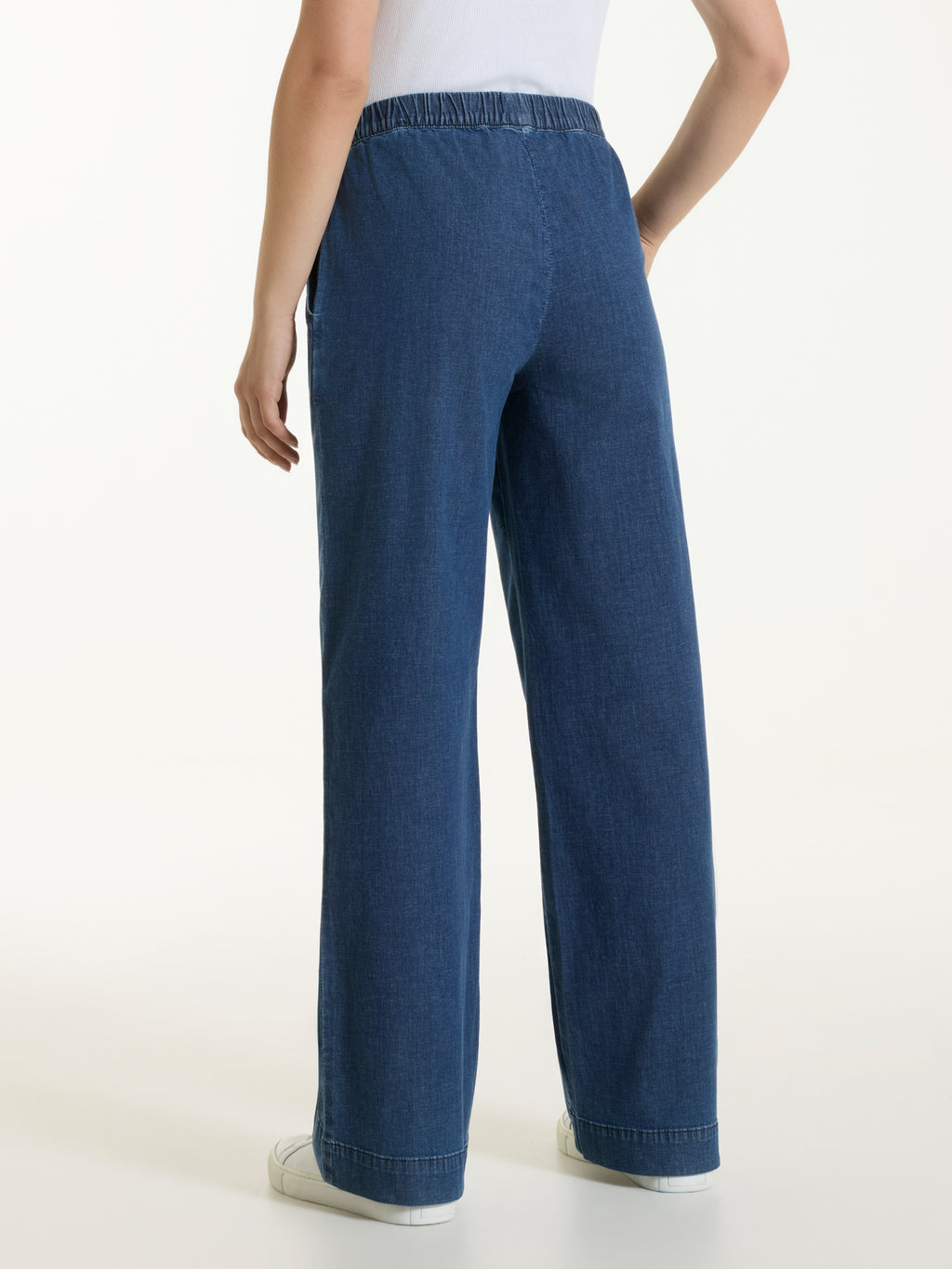Jeans ampio con tasche e vita piatta in Super Light Denim
